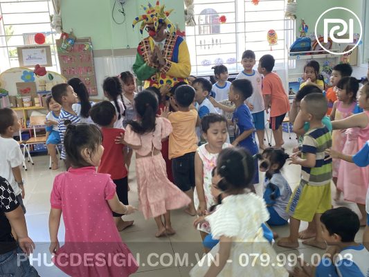 Vui tết trung thu trường mầm non Dạ Lý Hương